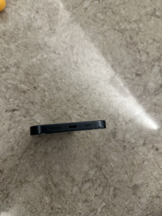 Продавам Iphone 13