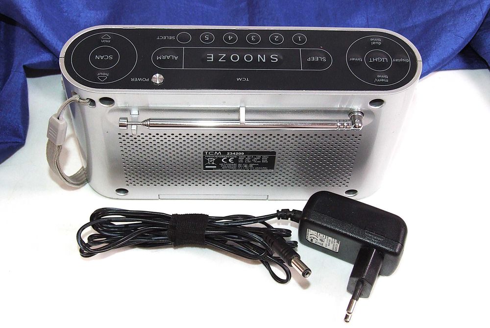 Radio Ceas TCM, Made in Germany, 220 V sau baterii, 4 lung. unda, NOU