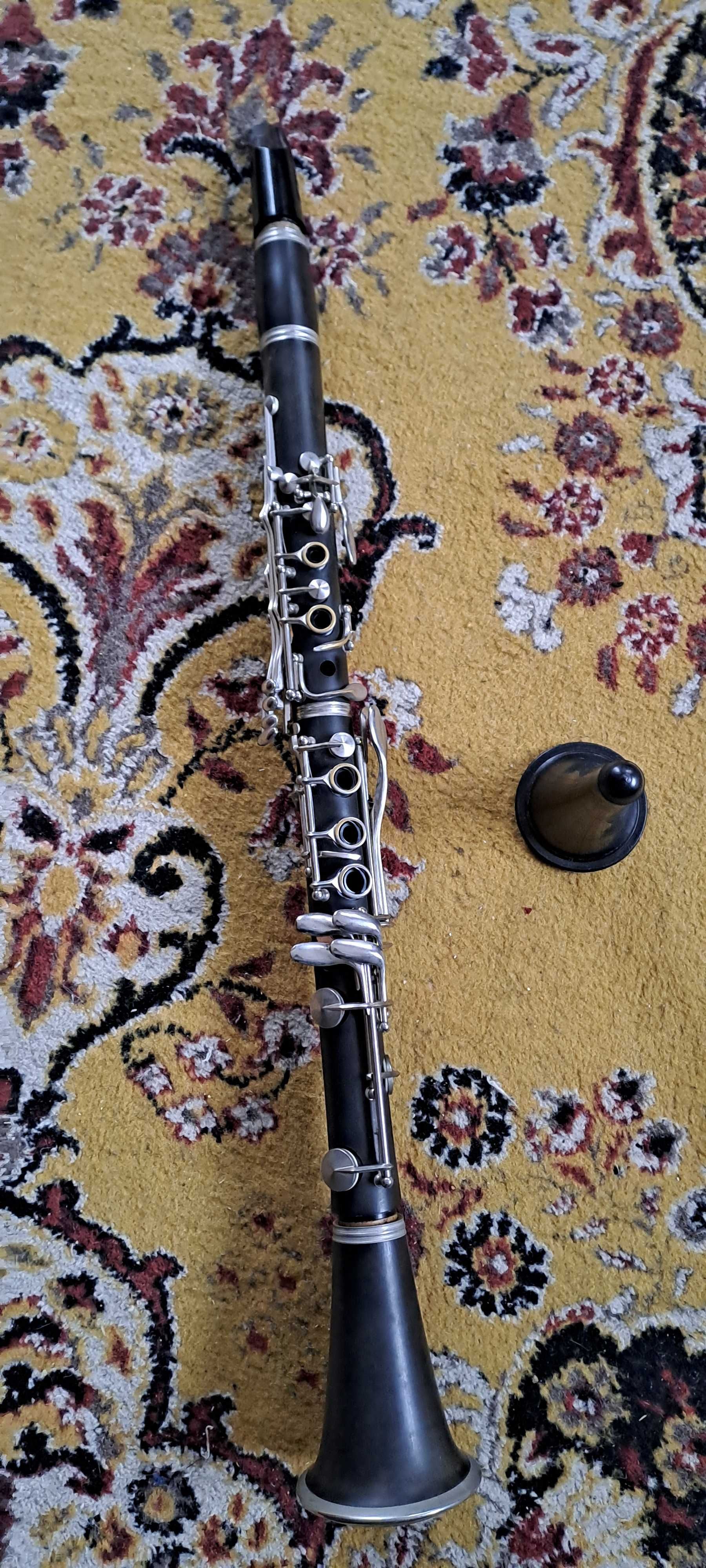 Vând clarinet in si bemol.