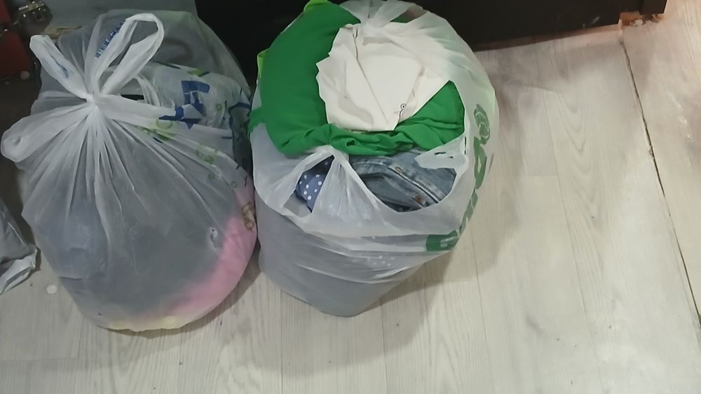 Продам 2 пакета с вещами за 5000тг