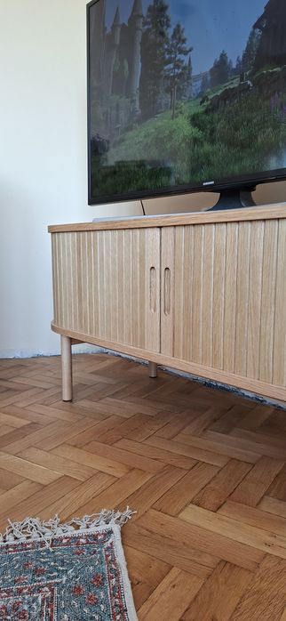 TВ шкаф LYNGVIG 2 плъзгащи врати натурален дъб (ориг. цена 499лв)