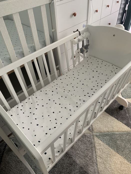 Бяла бебешка люлка за сън