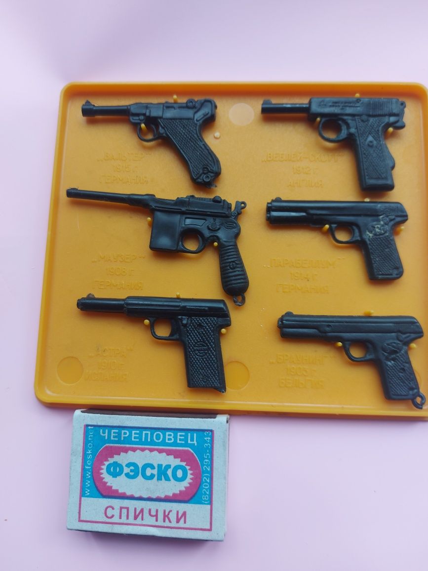 Набор пистолетов для коллекции, с Советских времен.