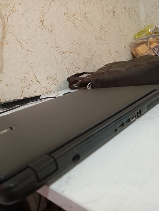 Tez sotiladi! Arzon va ishlashga tayyor noutbuk