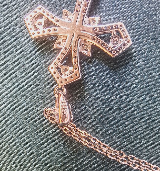 Pandantiv tip cruce cu moissanite