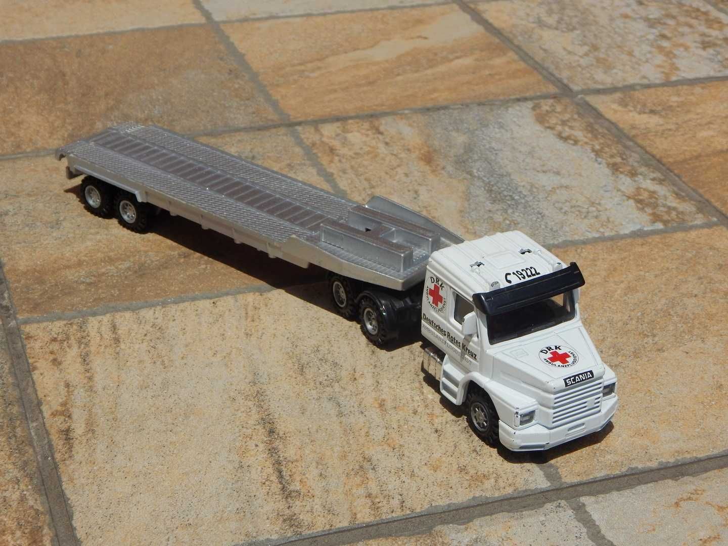 Macheta cap tractor camion Scania T92H cu trailer Maisto sc 1:50