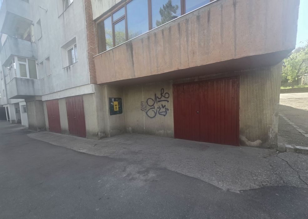 Garaj de închiriat demisol bloc tip vila, zona Podul de Fier,str. Rosc