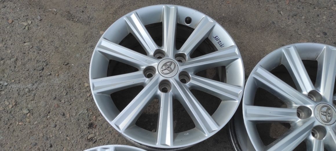Комплект оригинальных дисков R17.  Toyota Camry