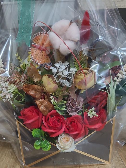 Aranjamente florale din flori și ciocolată