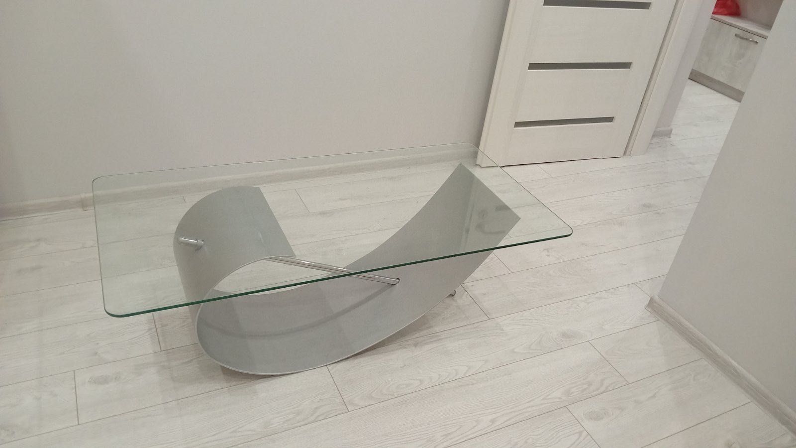 Дизайнерска маса от стъкло и метал