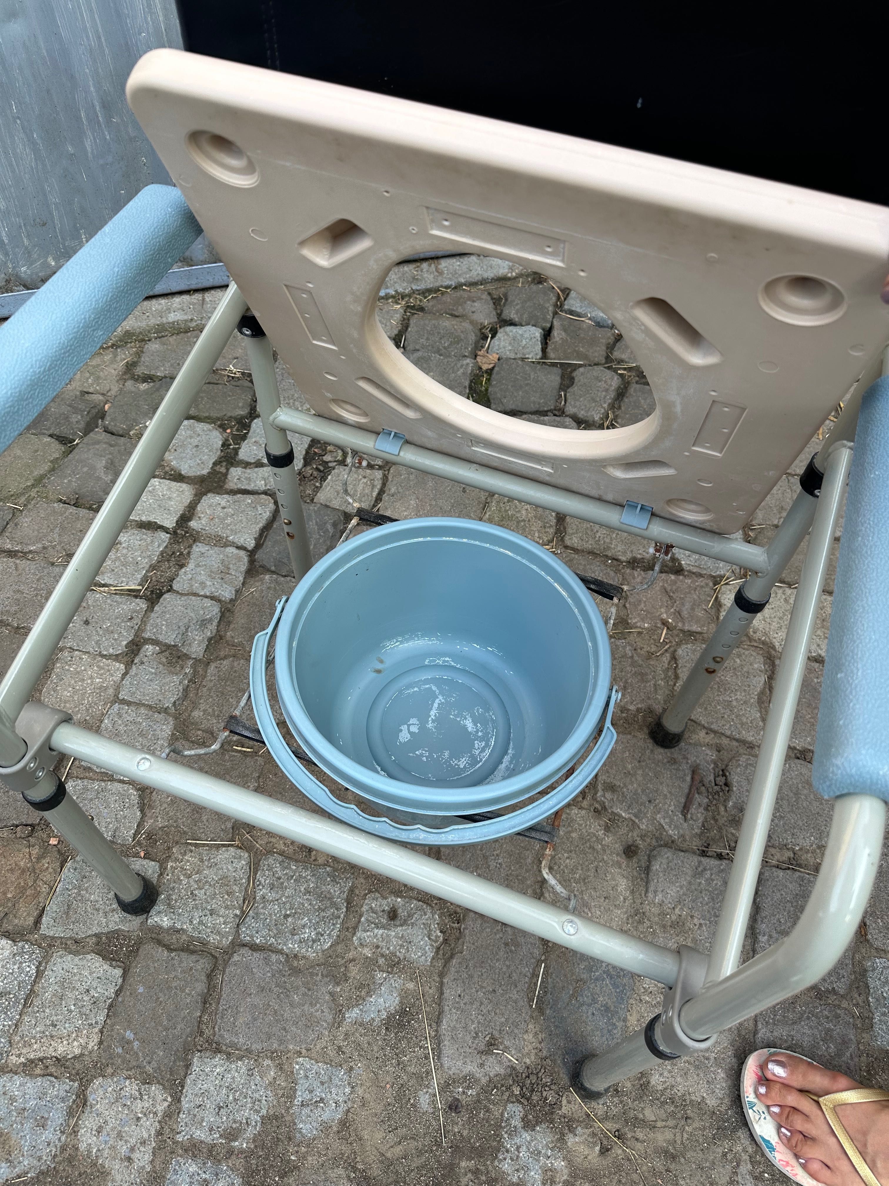 Scaun WC pentru oameni cu dizabilități