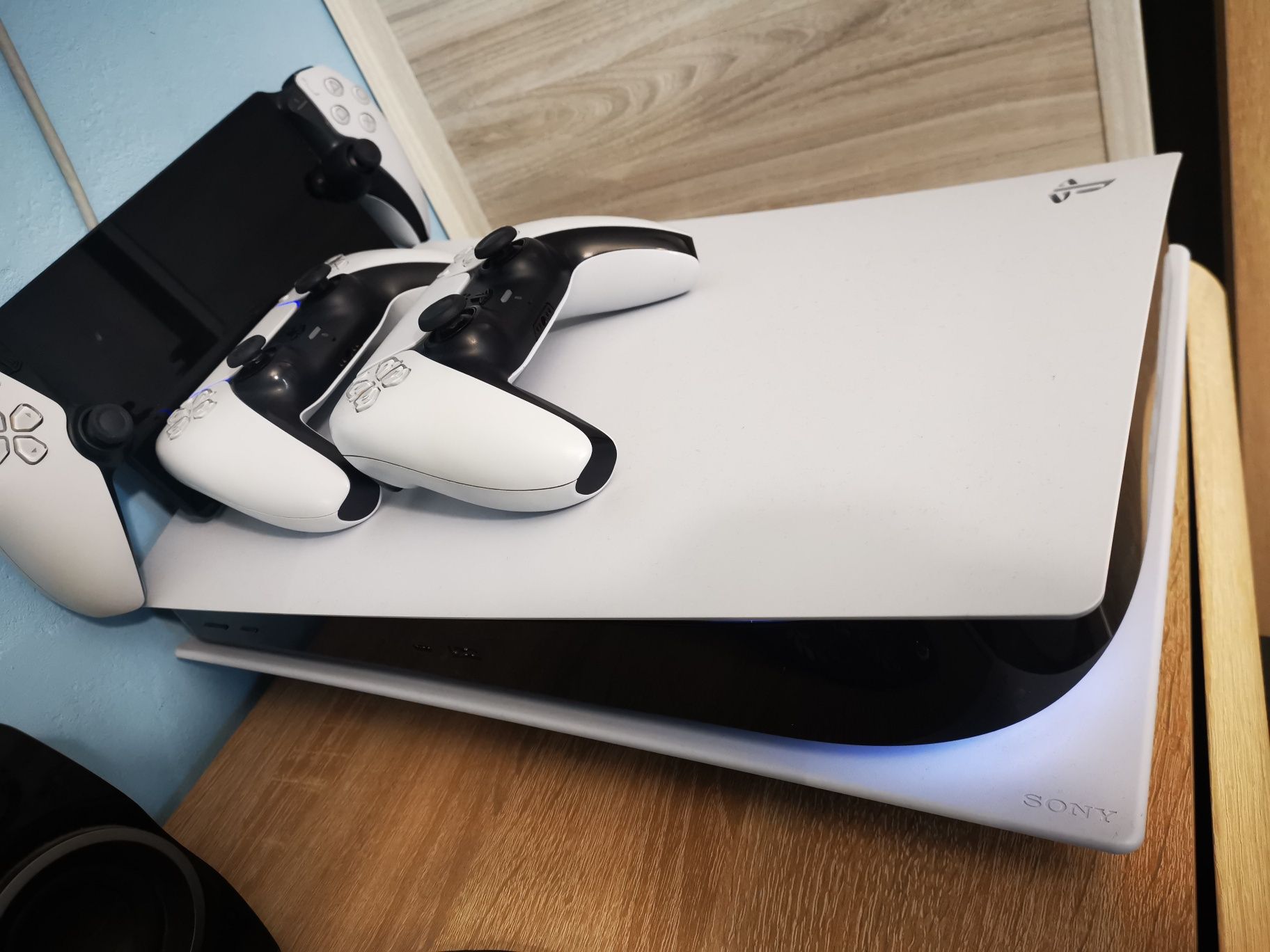 Плейстейшън 5 с два джойстика + ps5 portable