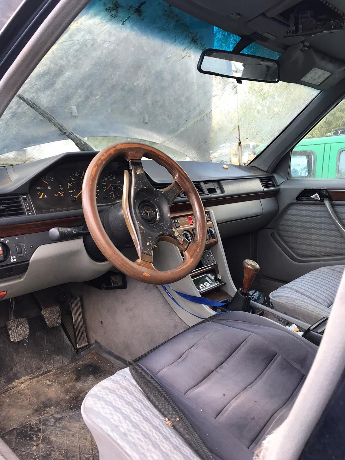 Dezmembrez mercedes w124 250 d