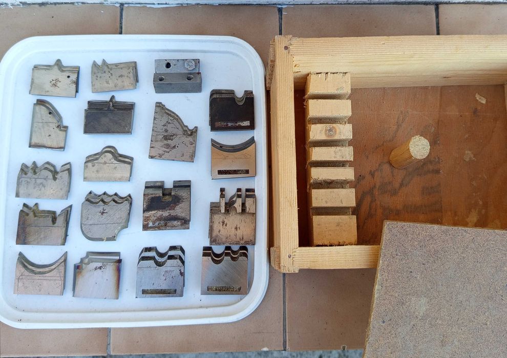 Продавам фрезови глави 6 бр.с ножове, плюс 17 комплекта ножове