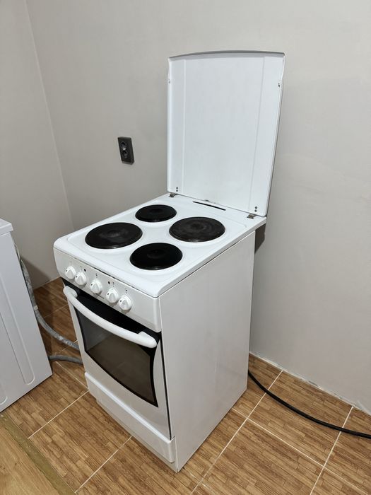 Электро плита с духовкой