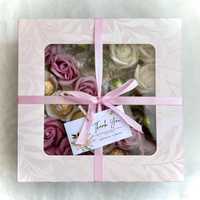 Кутия с Lindor, Ferrero Rocher и рози
