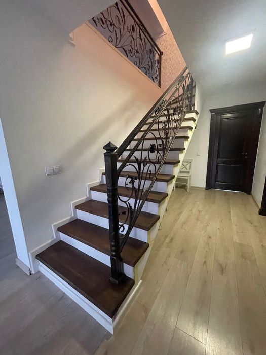 Scari de interior din lemn masiv ( stejar ) si usi interior la comanda