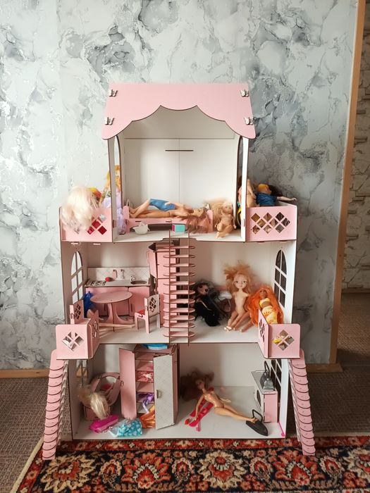 Кукольный домик с мебелью, жителями и вещами)