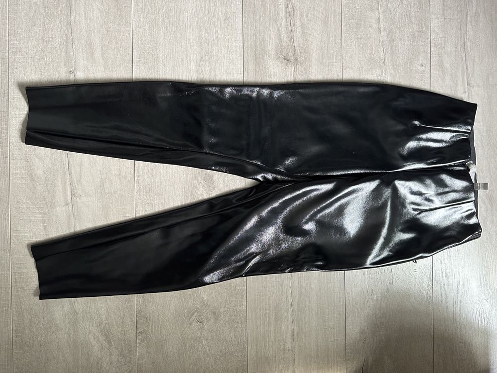 Vand pantaloni noi Asos din vinyl