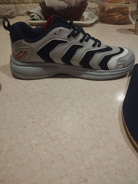 Продаю мужские кроссовки.