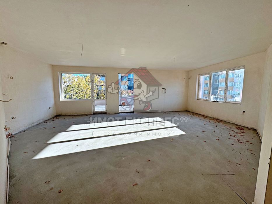 Тристаен апартамент, 2 бани, голяма тераса, ново строителство, Изток