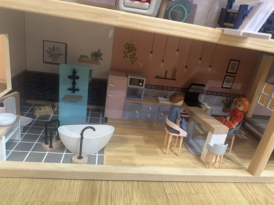 Дървена къща за кукли