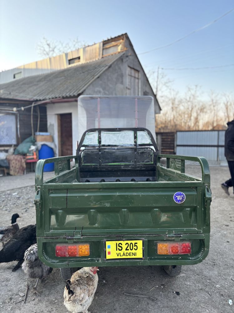 vand triciclu cu cabina
