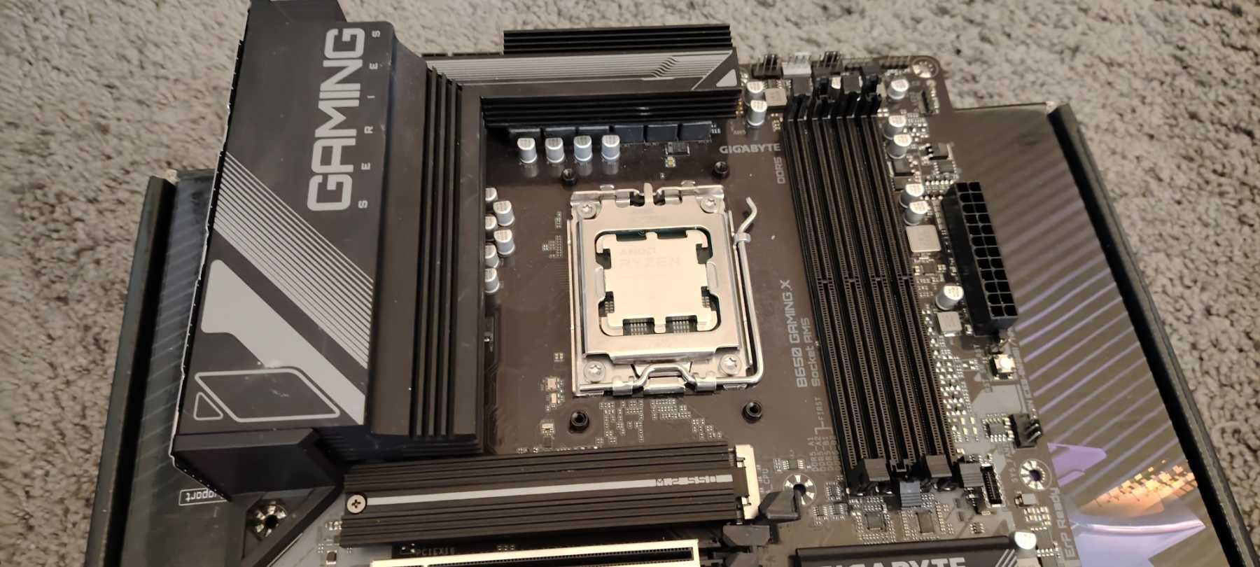 GIGABYTE B650 GAMING X + AMD RYZEN 7 7700 8-Core (5.3 GHz Turbo) AM5
