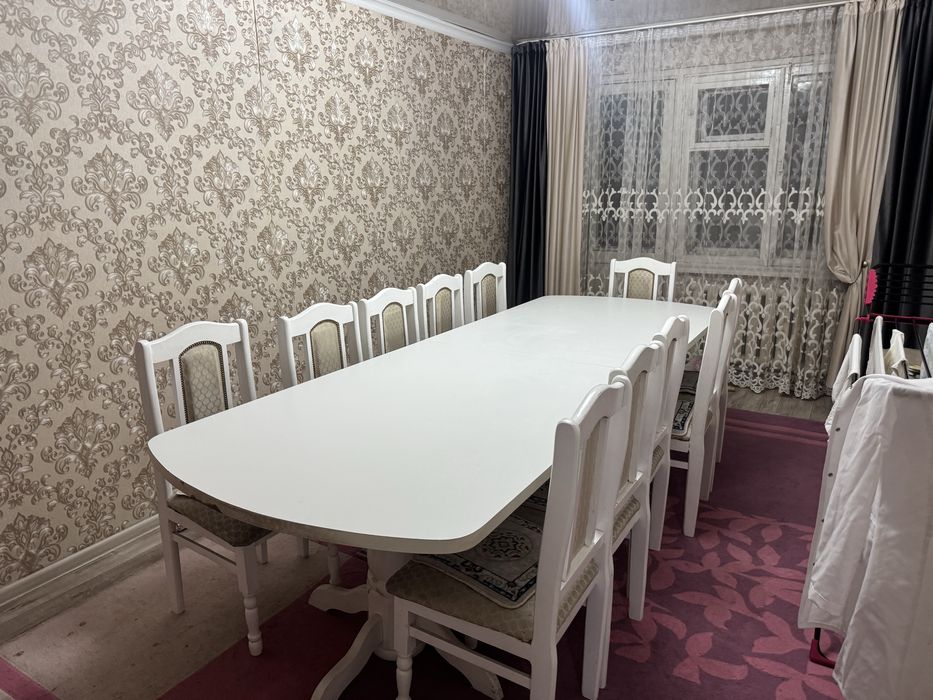 Стол с 12 стульями