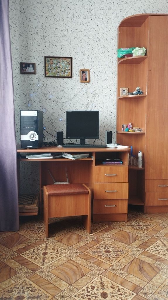 Продам шкаф и стол.