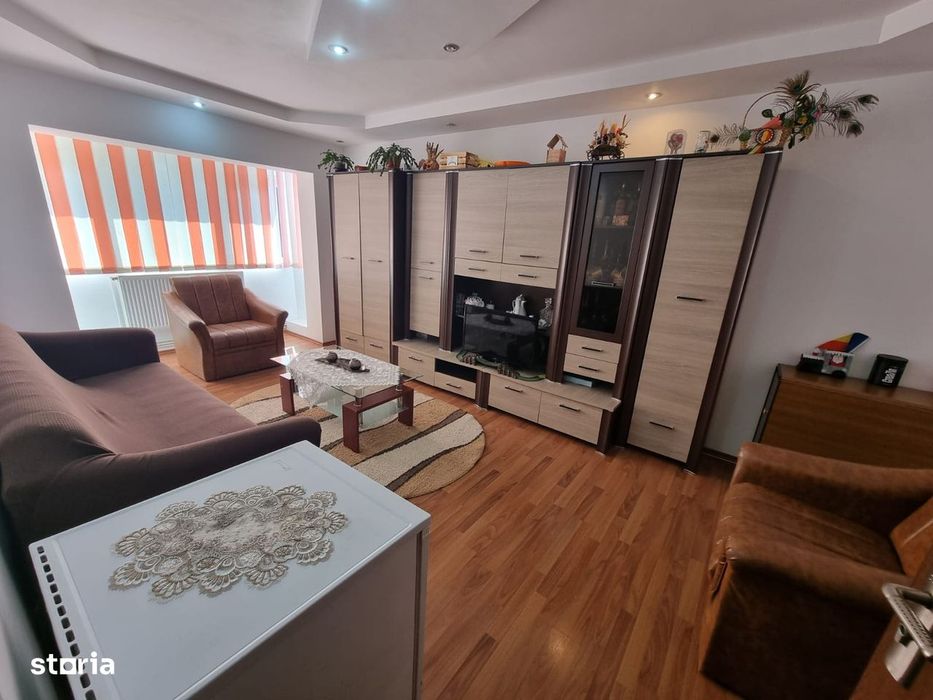 Apartament cu 3 camere, localizat în zona de jos a orașului.