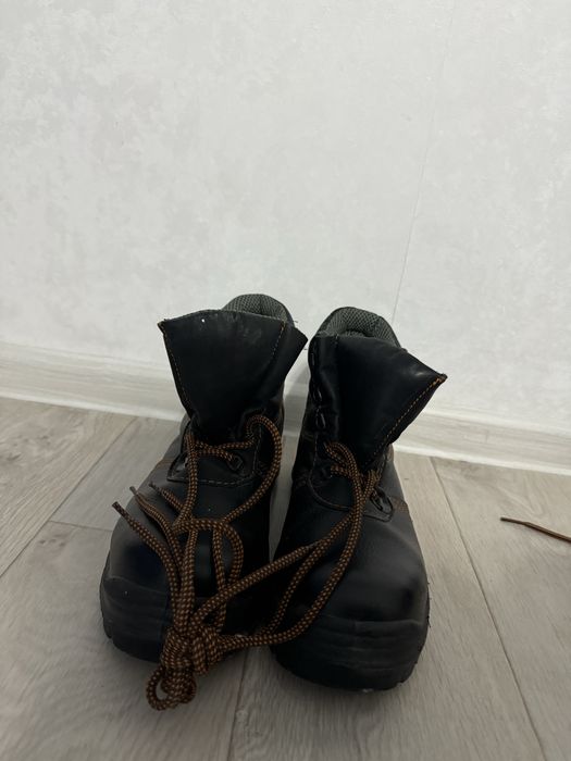 Робочий новый ботинка