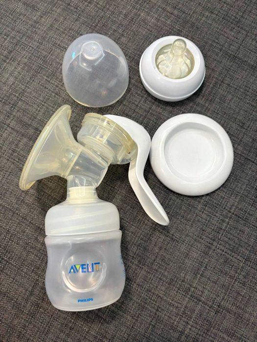 Ръчна помпа за кърма AVENT  + ПОДАРЪК (2бр. нови биберони NUK 0-6м.)