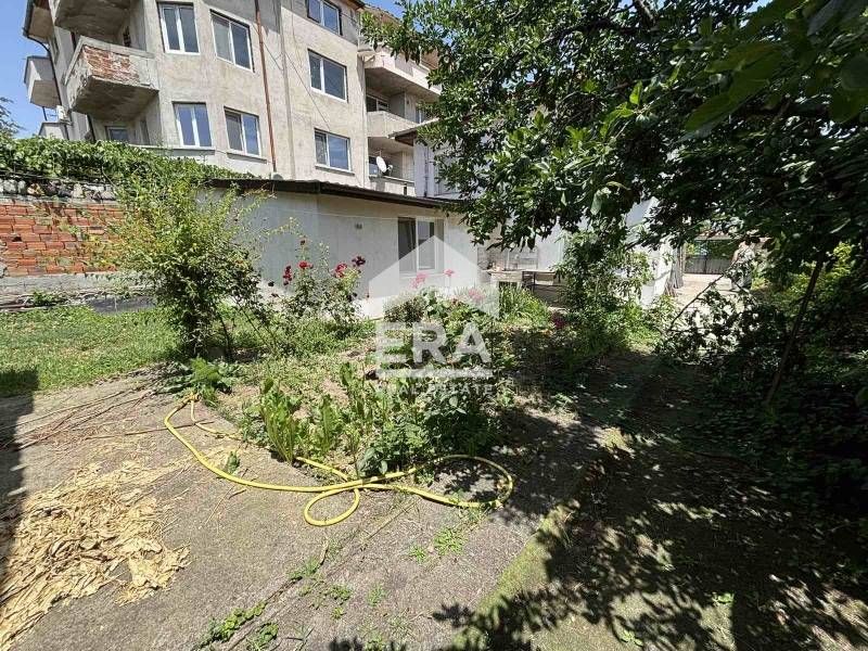 Модерна двуетажна къща с двор и гараж в кв. ,,Дружба,, 1
