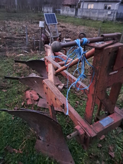 De vanzare plug cu 3 brade