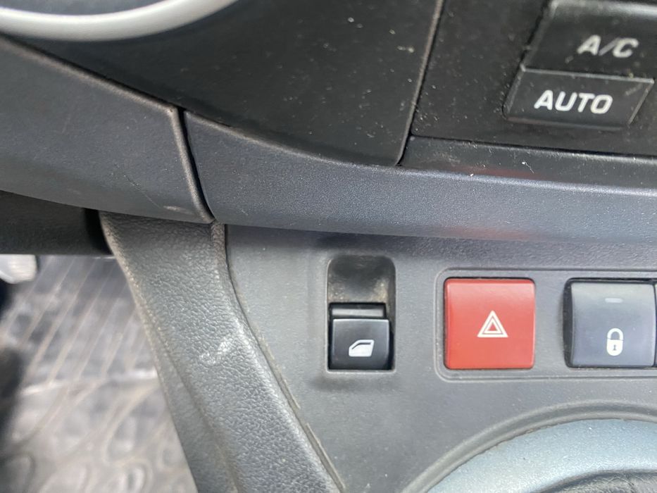 Moторче за  стъкло Пeго Партнер 2013  предно стъкло