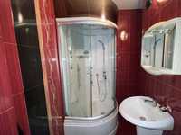 Баня: Хидромасажна душ кабина, Мивка, Стенен шкаф
