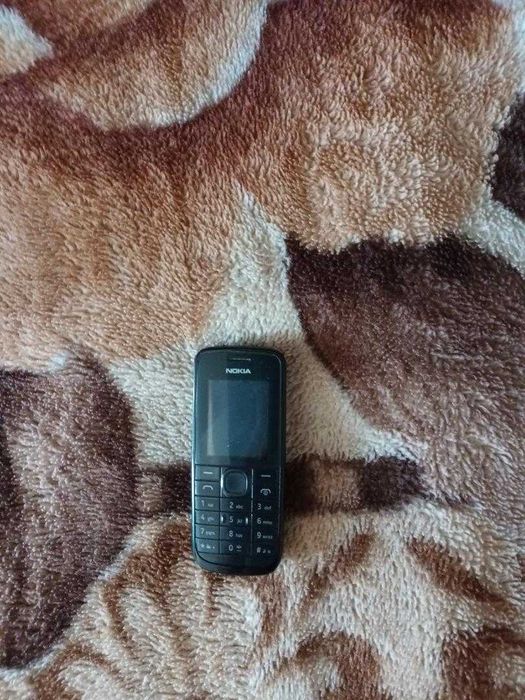 Vând telefoane mobile diferite.