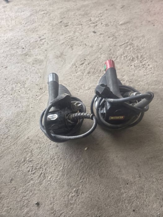 Үтік бумен істеп тұрған