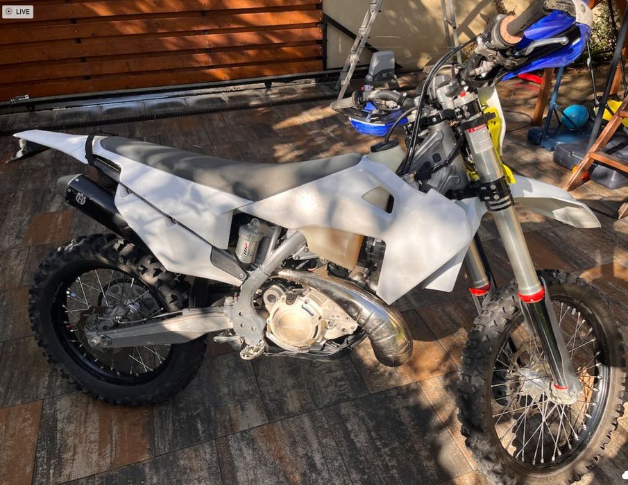 Enduro Moto Husqvarna F2403V7 TE300i 2022