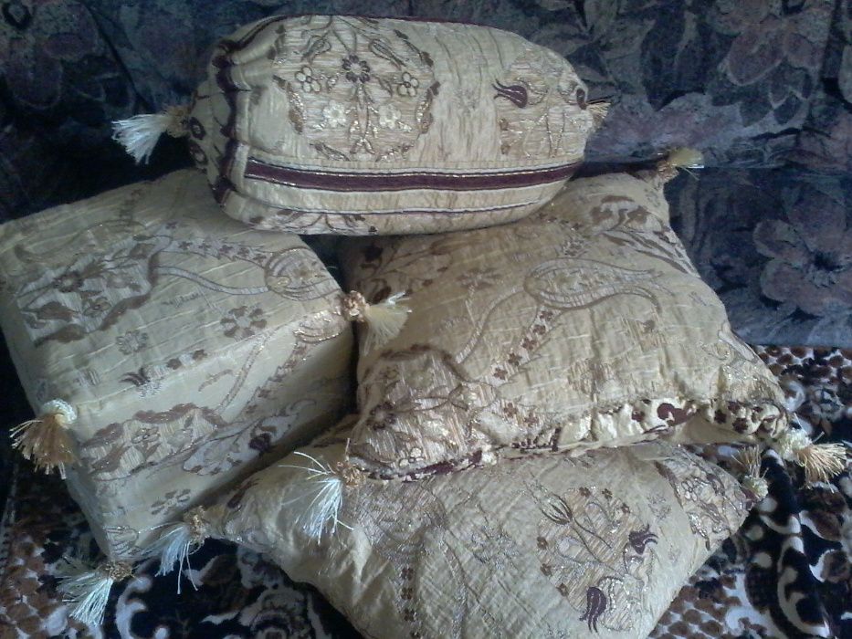 Набор декоративных подушек.