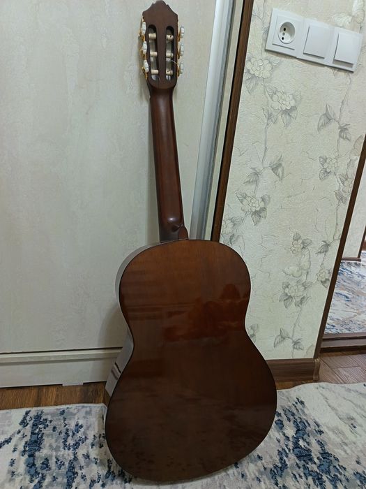 Гитара ямаха с70 янги холати 1 ой ишлатдим 200$га олгандим