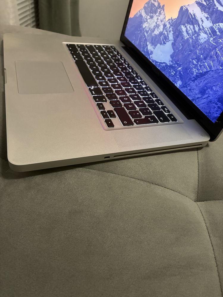 Apple MacBook Pro, intel i7, Samsung evo SSD, 8GB Ram
