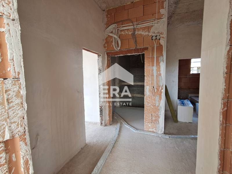 Тристаен апартамент за продажба, с големи стаи, юг/изток/запад, в ново
