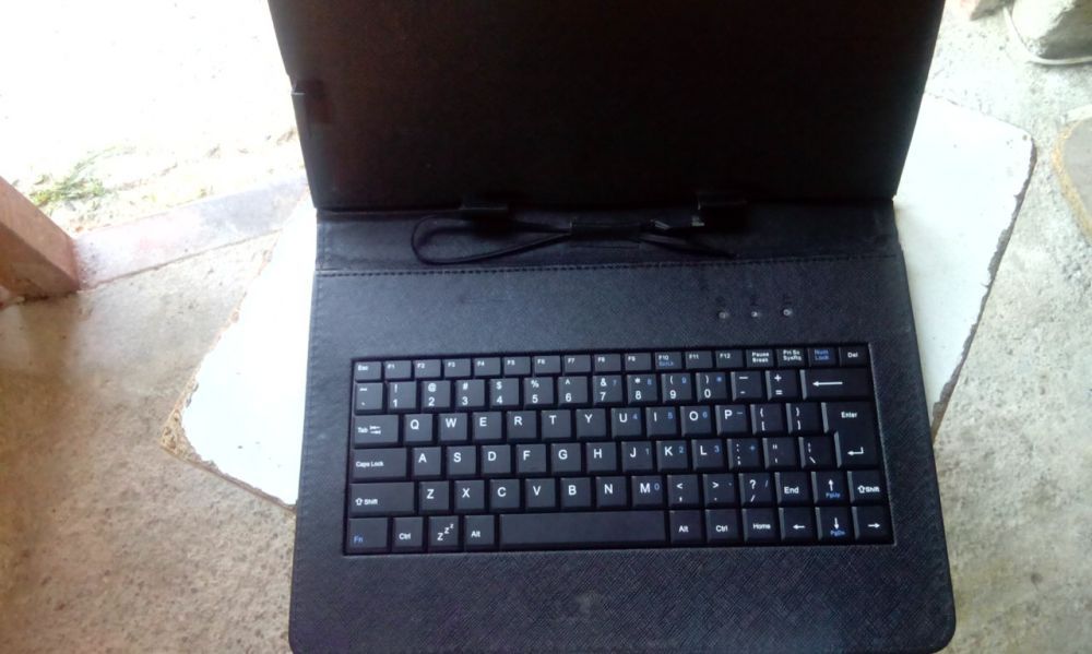 husa tableta cu tastatura