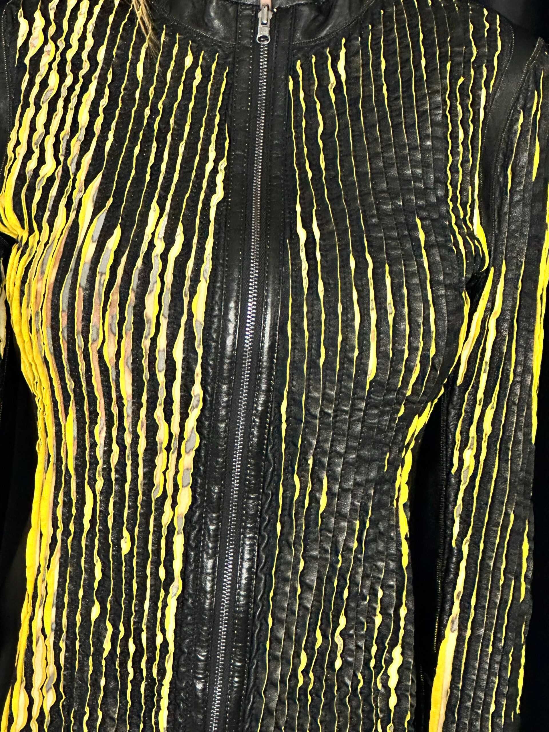 Geacă de piele, model negru cu galben, tăiată pe vertical, mărime S