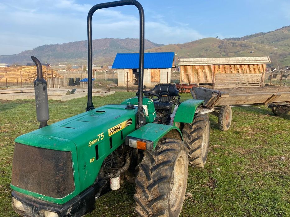 Vând tractor Ferrari