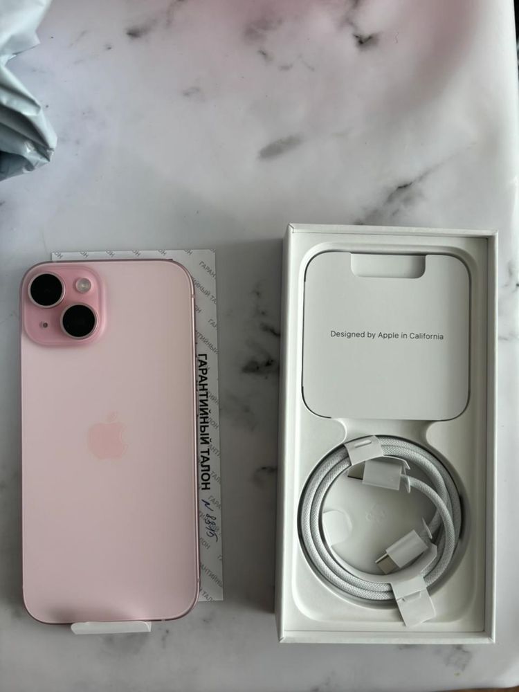 iPhone 15 в розовом цвете