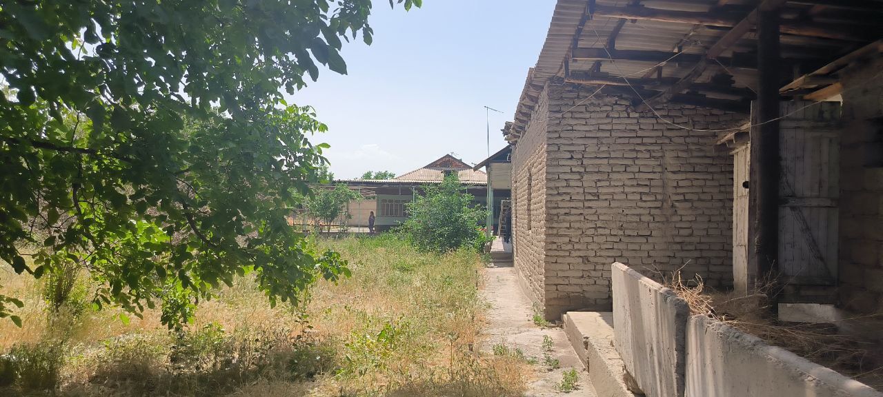 Katta hovli srochni sotiladi