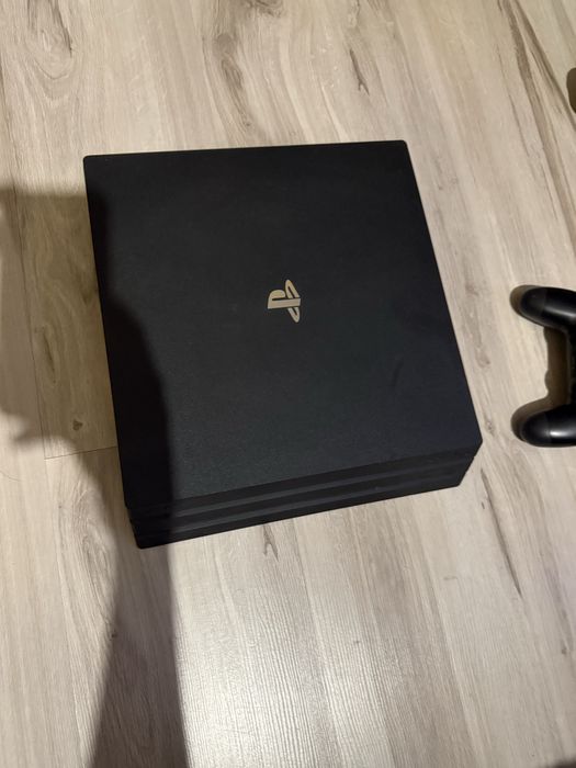 PS4 Pro 2 контролера и 7 игри